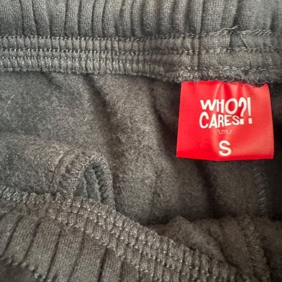 WHO CARES?! Shorts Men Size S Black Logo Adjustable Elastic Waist Zip Pockets - Picture 12 of 13